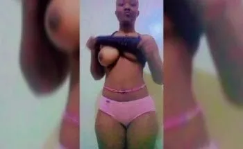 Fille excitée de Dakar exhibant ses gros seins