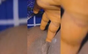 Une chatte excitée a besoin d'une bite