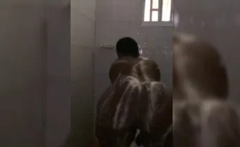 Une fille ivoirienne secoue son cul dans la salle de bain