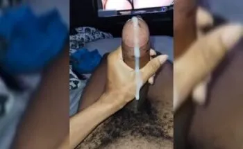 Un mec à grosse bite se masturbe au Sénégal
