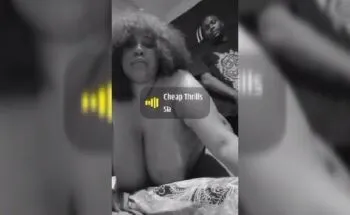 Une femme au gros cul twerke son cul nu