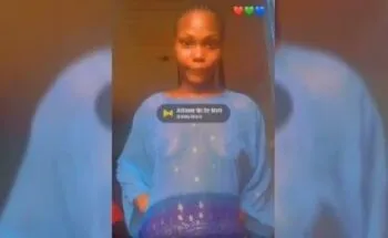 Jeune fille sénégalaise Diana exhibant ses seins