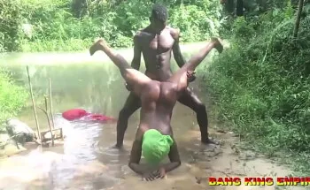 Un faux prophète baise une fidèle au bord de la rivière