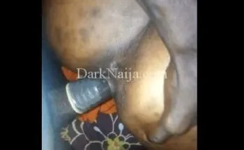 Vidéo de Naija Guy Chopping Local Runs Girl avec un gros derrière