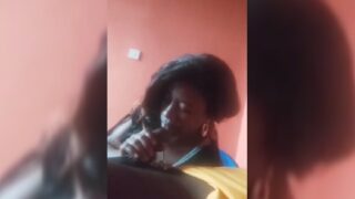 Vidéo de la dame ougandaise Stella Nantumbwe payée pour sucer une bite
